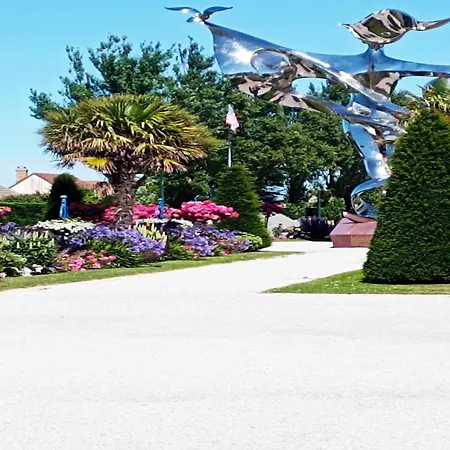 Semesterbostad Simplistic In With Garden Grandcamp-Maisy