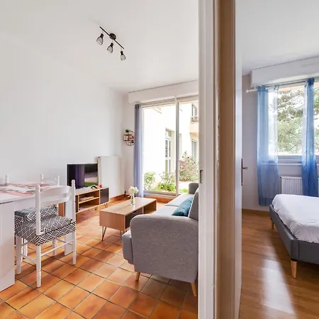 Holiday home Simplistic In With Garden