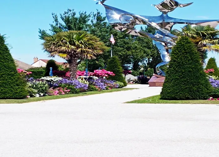 Semesterbostad Simplistic In With Garden Grandcamp-Maisy